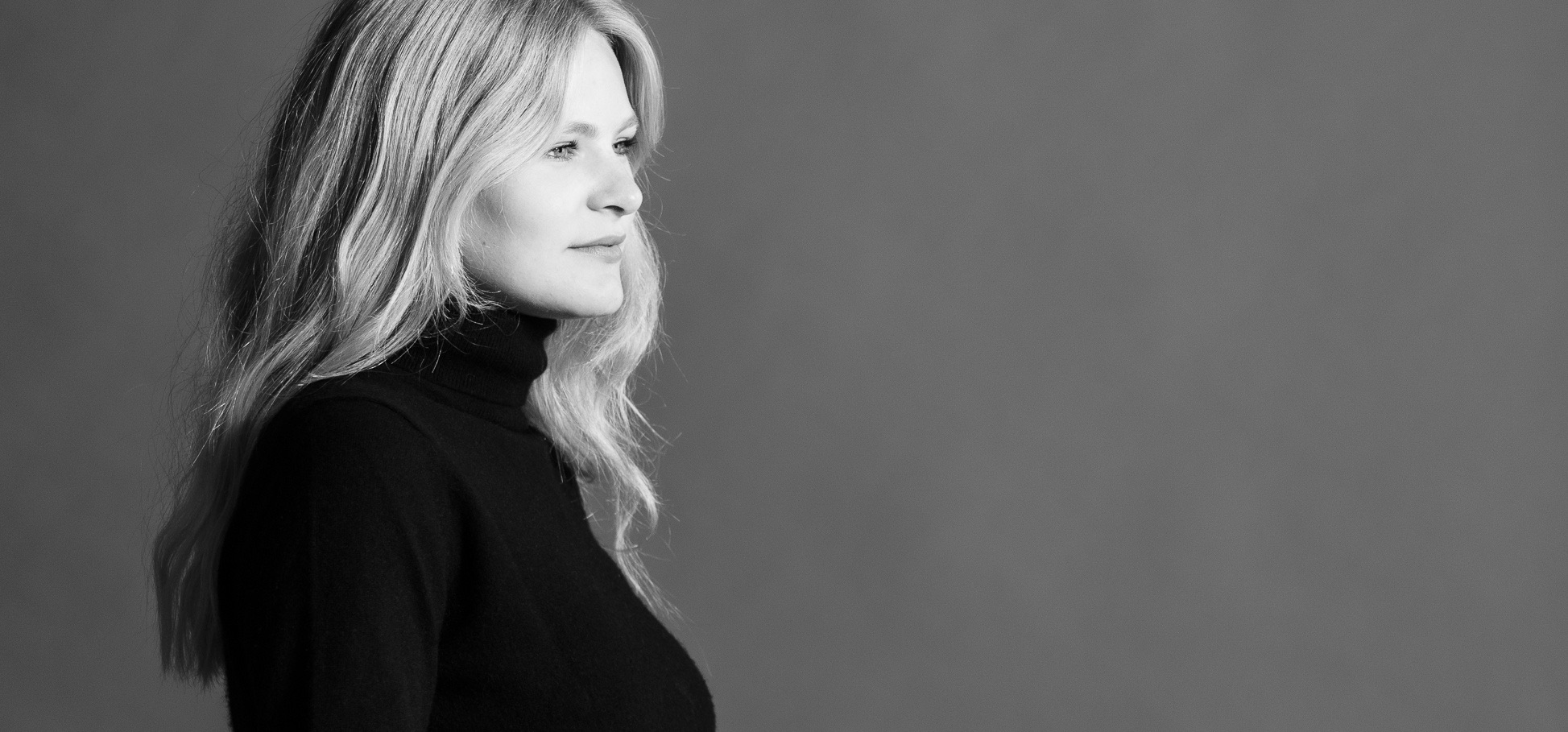 Schwarz-Weiß-Porträt einer blonden Frau im Profil – fotografiert von Stephanie Waldstein